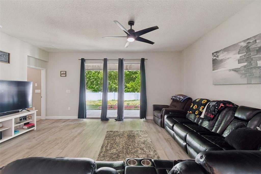 En Venta: $349,900 (4 camas, 3 baños, 2027 Pies cuadrados)
