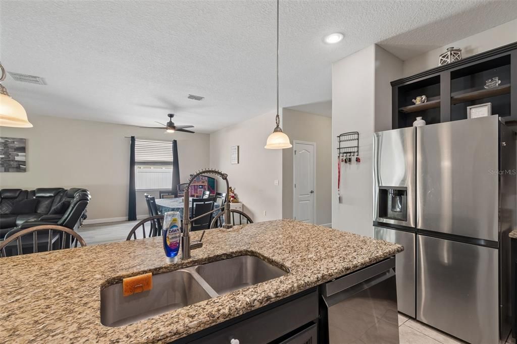 En Venta: $349,900 (4 camas, 3 baños, 2027 Pies cuadrados)