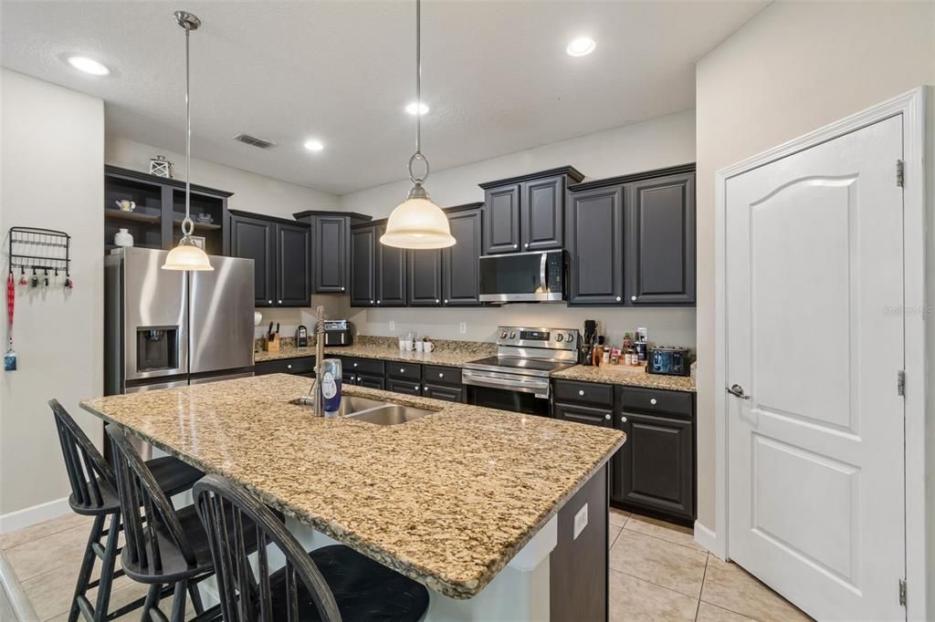En Venta: $349,900 (4 camas, 3 baños, 2027 Pies cuadrados)