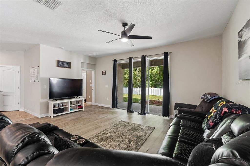 En Venta: $349,900 (4 camas, 3 baños, 2027 Pies cuadrados)