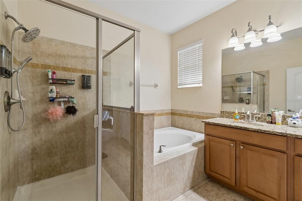 En Venta: $349,900 (4 camas, 3 baños, 2027 Pies cuadrados)