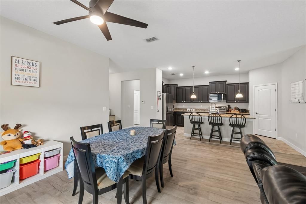 En Venta: $349,900 (4 camas, 3 baños, 2027 Pies cuadrados)