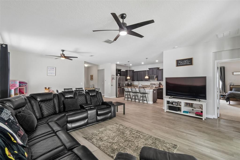 En Venta: $349,900 (4 camas, 3 baños, 2027 Pies cuadrados)