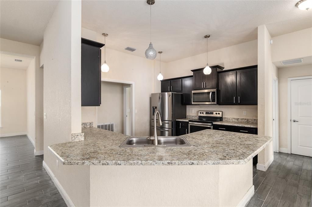En Venta: $449,000 (4 camas, 3 baños, 2591 Pies cuadrados)