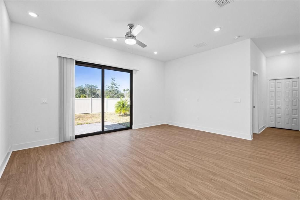 Activo con contrato: $3,969 (4 camas, 3 baños, 2183 Pies cuadrados)