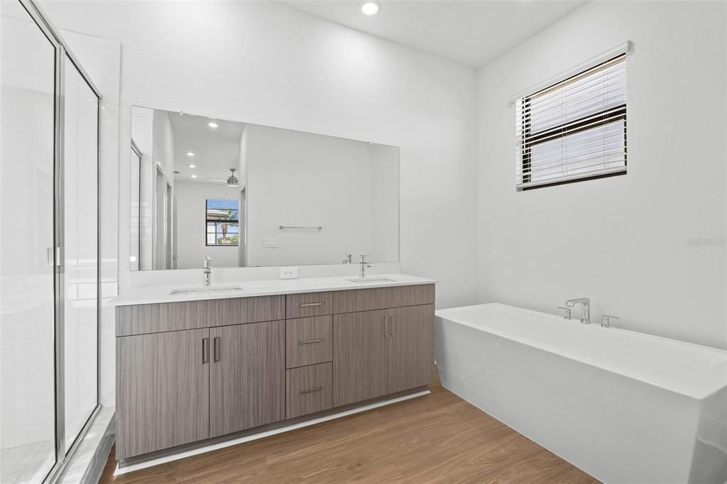 Activo con contrato: $3,969 (4 camas, 3 baños, 2183 Pies cuadrados)