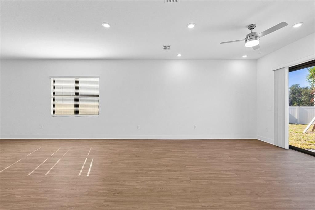 Activo con contrato: $3,969 (4 camas, 3 baños, 2183 Pies cuadrados)