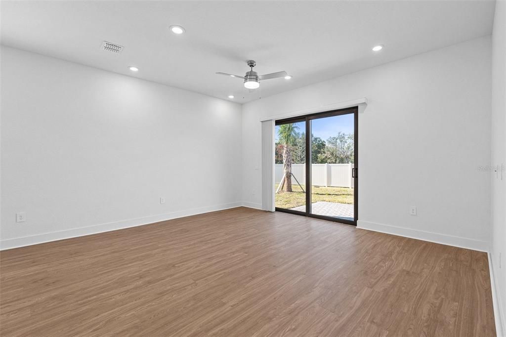 Activo con contrato: $3,969 (4 camas, 3 baños, 2183 Pies cuadrados)