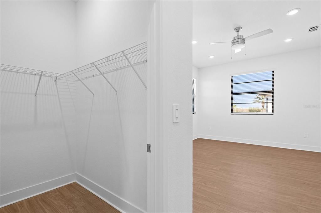 Activo con contrato: $3,969 (4 camas, 3 baños, 2183 Pies cuadrados)