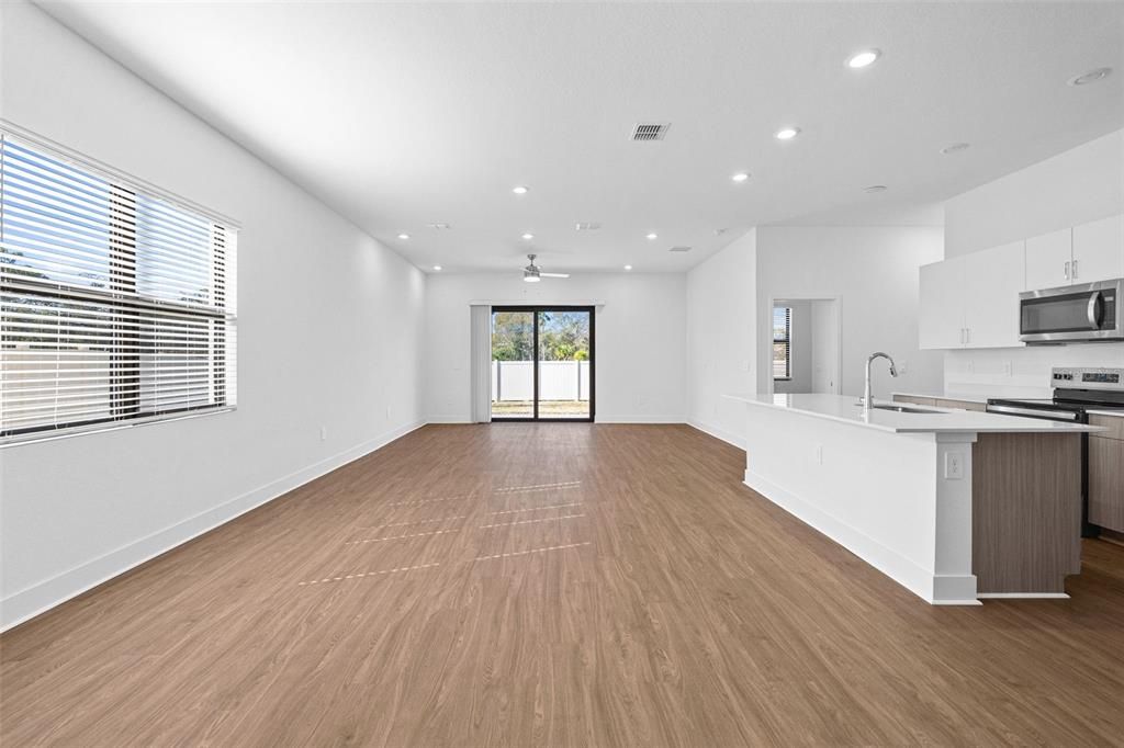 Activo con contrato: $3,969 (4 camas, 3 baños, 2183 Pies cuadrados)