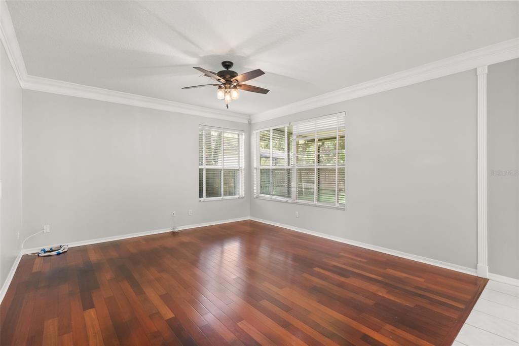 En Venta: $540,000 (4 camas, 2 baños, 2701 Pies cuadrados)