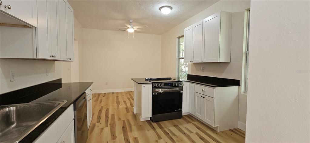 En Venta: $299,900 (3 camas, 2 baños, 1539 Pies cuadrados)