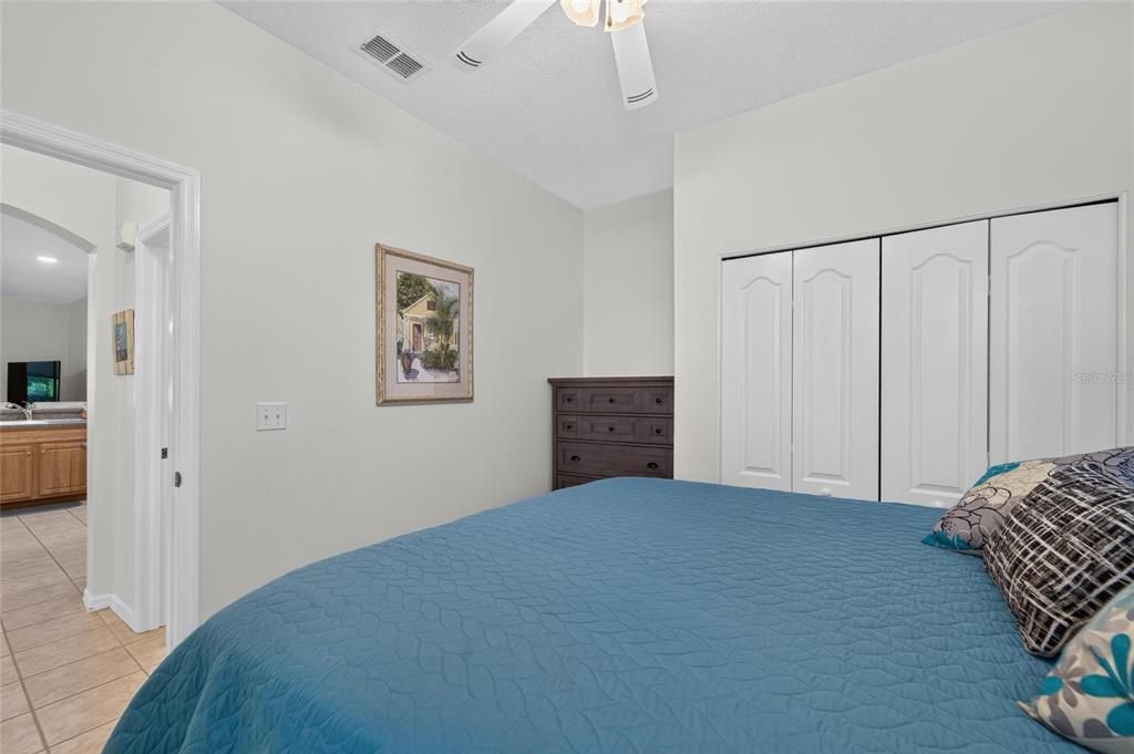 Activo con contrato: $225,000 (3 camas, 2 baños, 1301 Pies cuadrados)