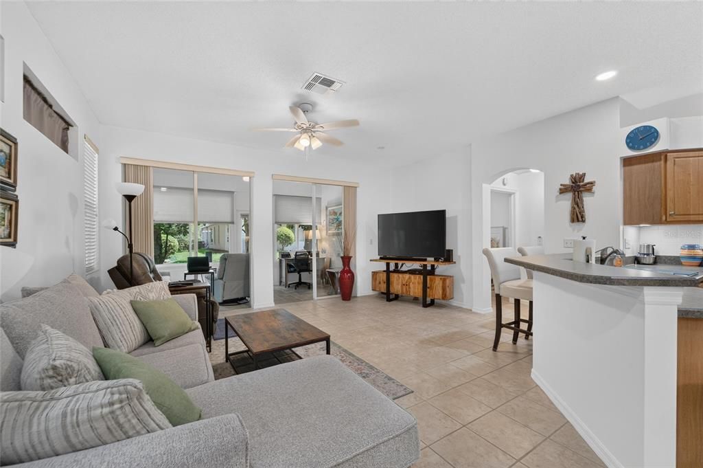 Activo con contrato: $225,000 (3 camas, 2 baños, 1301 Pies cuadrados)