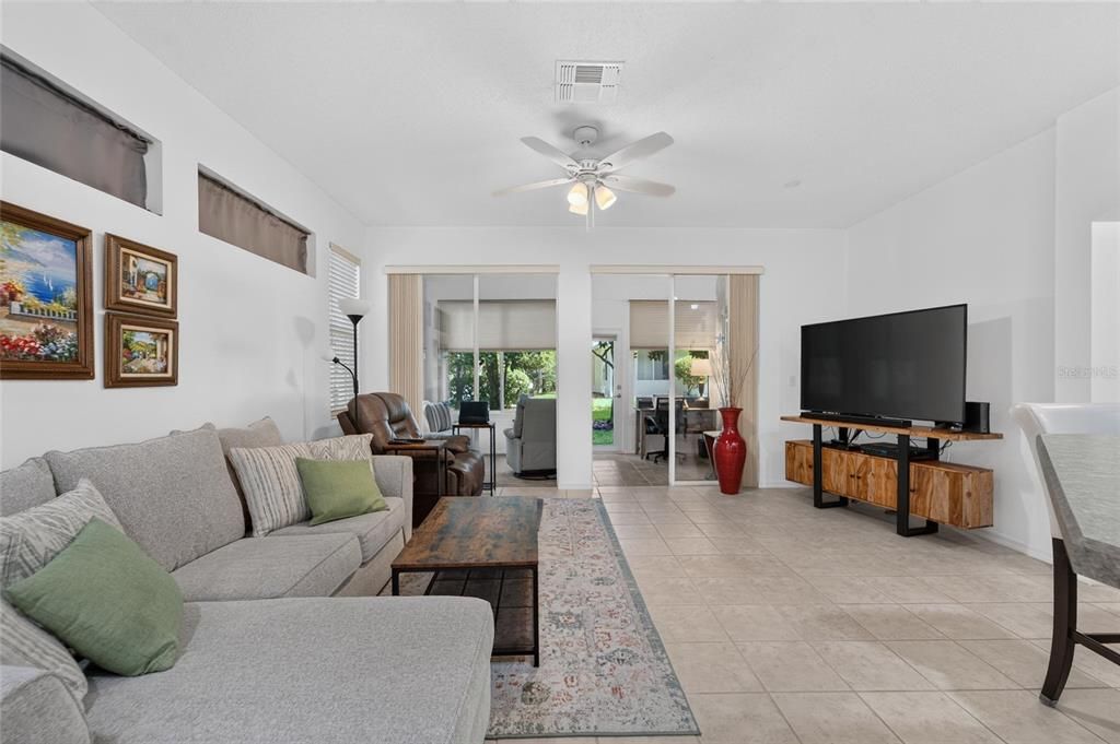 Activo con contrato: $225,000 (3 camas, 2 baños, 1301 Pies cuadrados)