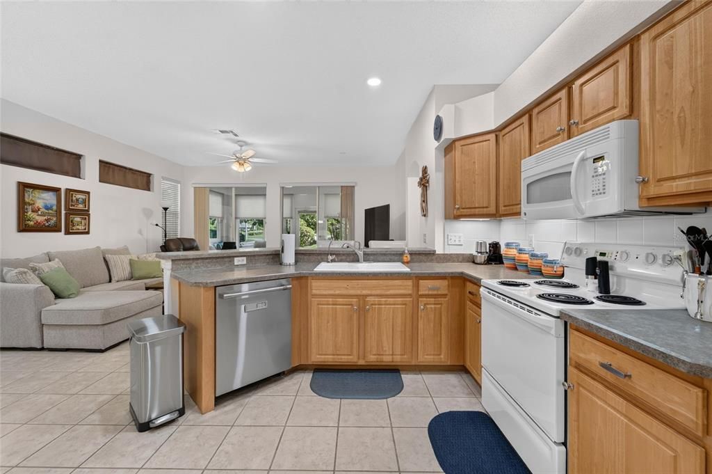 Activo con contrato: $225,000 (3 camas, 2 baños, 1301 Pies cuadrados)