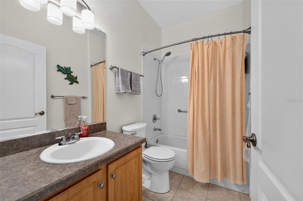 Activo con contrato: $225,000 (3 camas, 2 baños, 1301 Pies cuadrados)