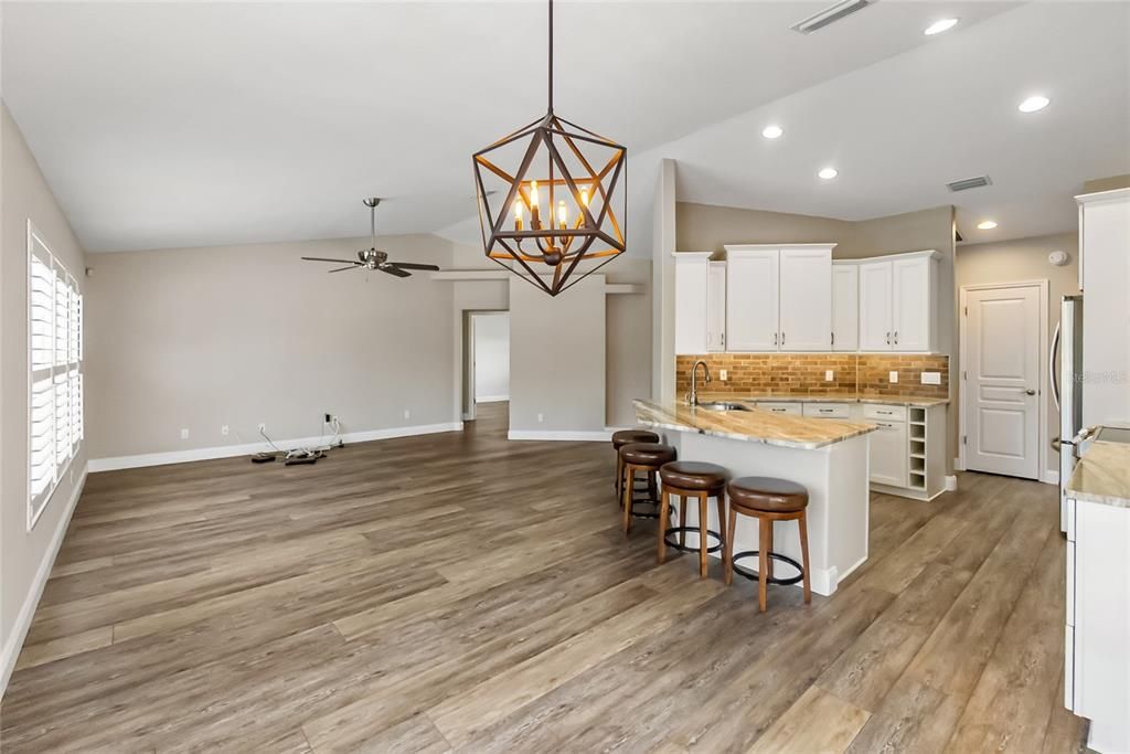 Activo con contrato: $489,000 (3 camas, 2 baños, 1553 Pies cuadrados)