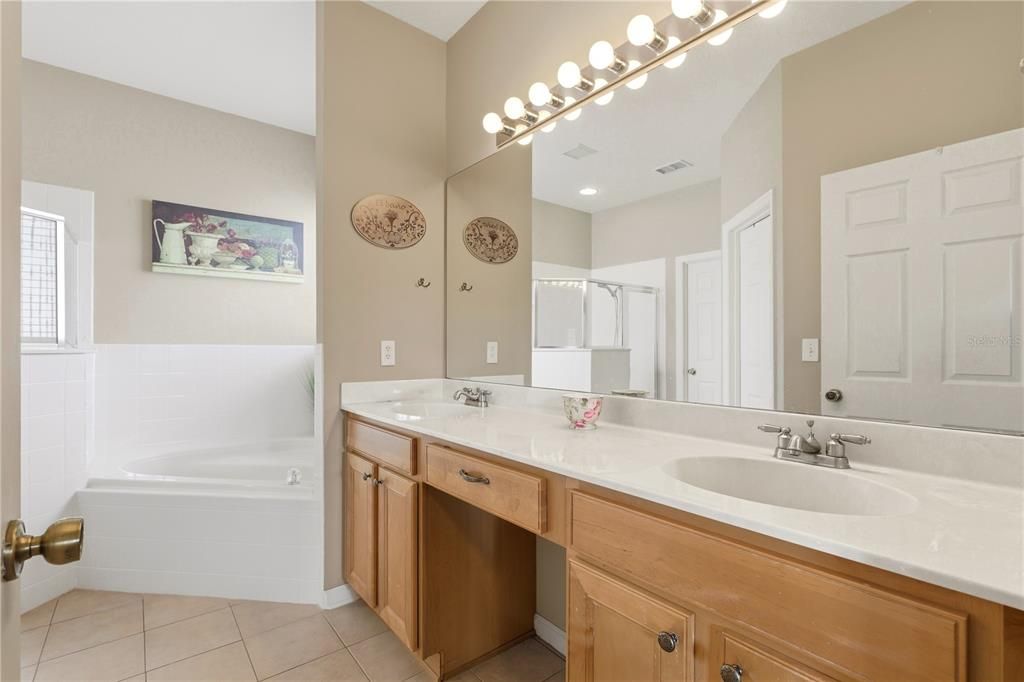 For Sale: $355,000 (2 beds, 2 baths, 1689 Square Feet)