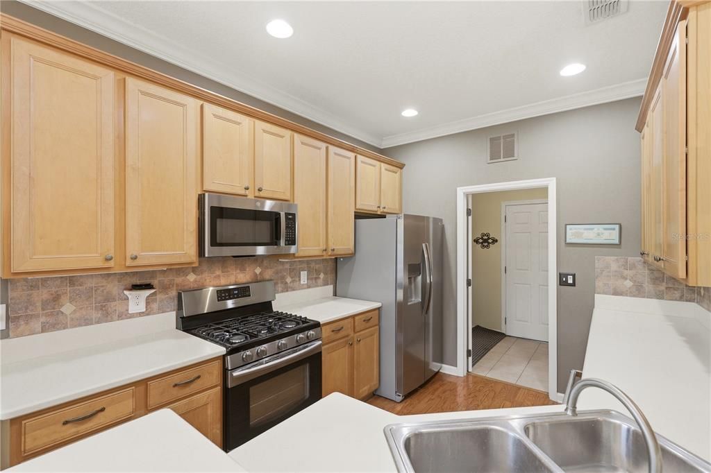 For Sale: $355,000 (2 beds, 2 baths, 1689 Square Feet)