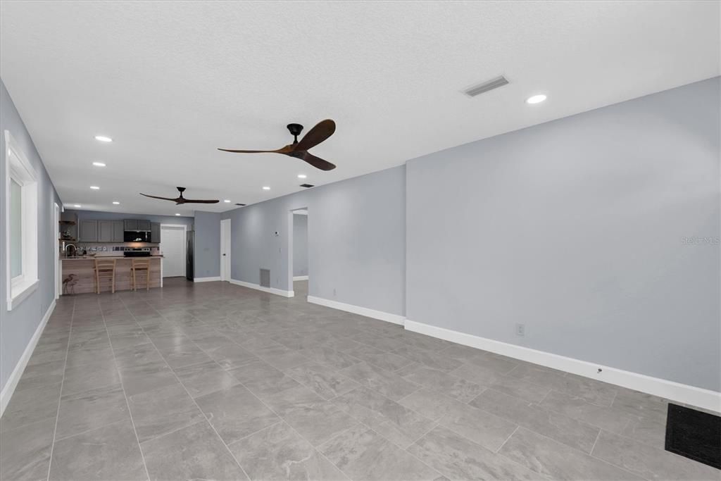 En Venta: $649,000 (3 camas, 2 baños, 1400 Pies cuadrados)