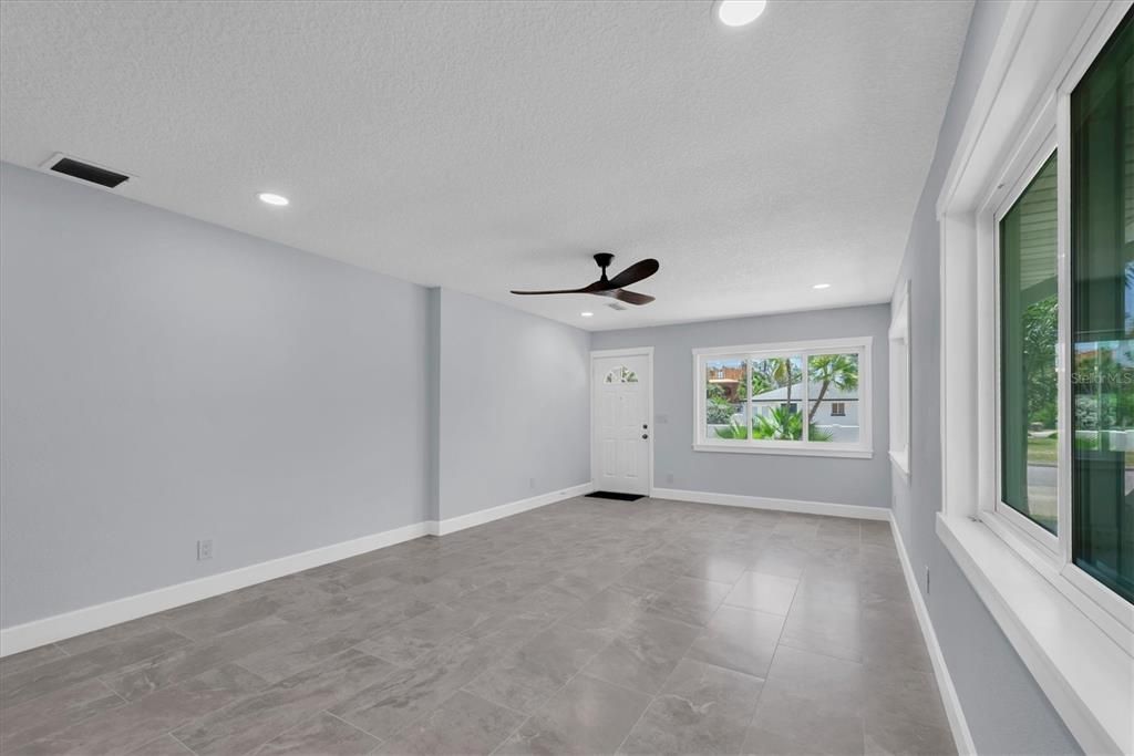 En Venta: $649,000 (3 camas, 2 baños, 1400 Pies cuadrados)