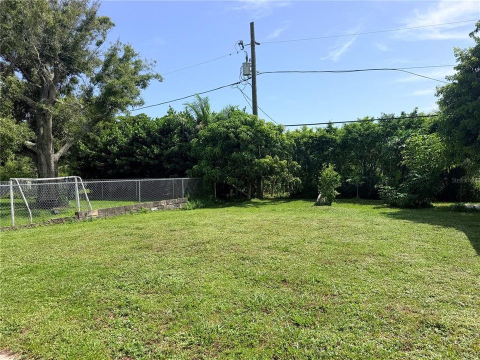 For Sale: $310,000 (2 beds, 1 baths, 864 Square Feet)