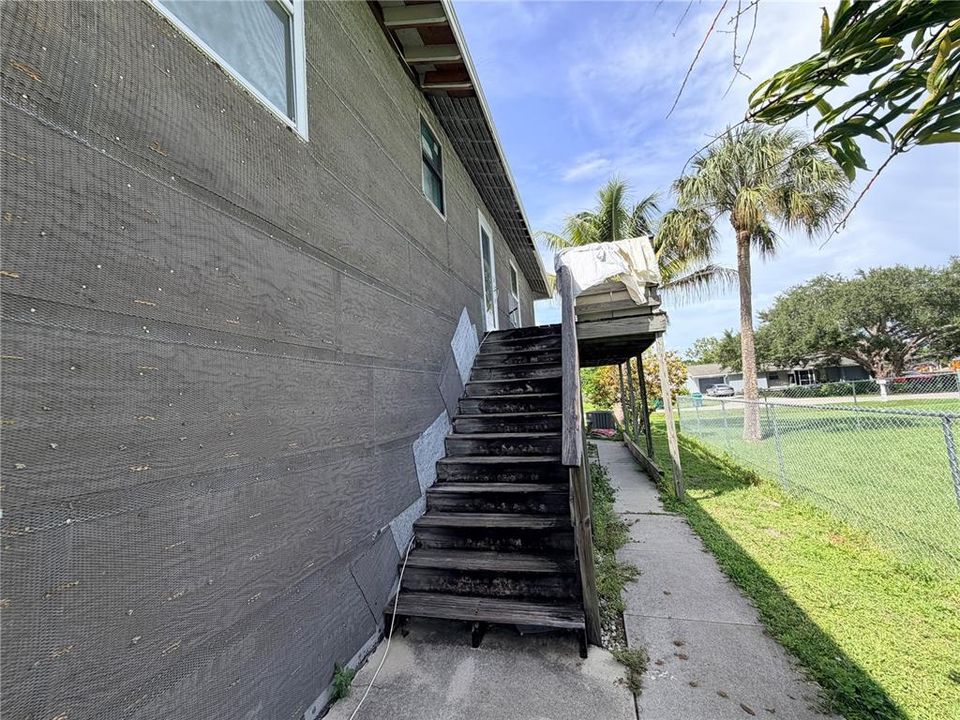 For Sale: $310,000 (2 beds, 1 baths, 864 Square Feet)