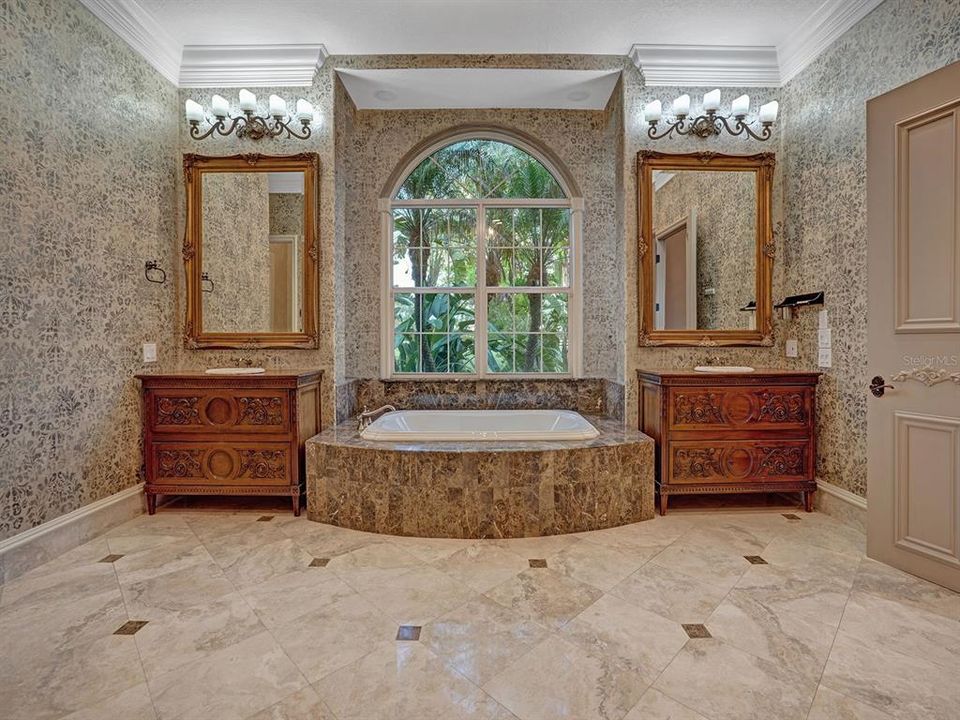 На продажу: $2,999,999 (6 спален, 5 ванн, 6829 Квадратных фут)