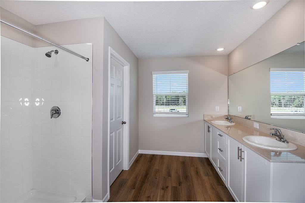 En Venta: $439,990 (5 camas, 3 baños, 3011 Pies cuadrados)
