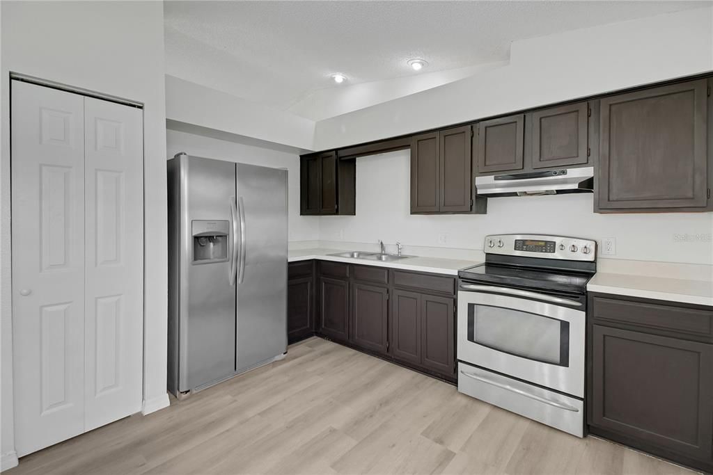 На продажу: $249,900 (4 спален, 1 ванн, 1388 Квадратных фут)