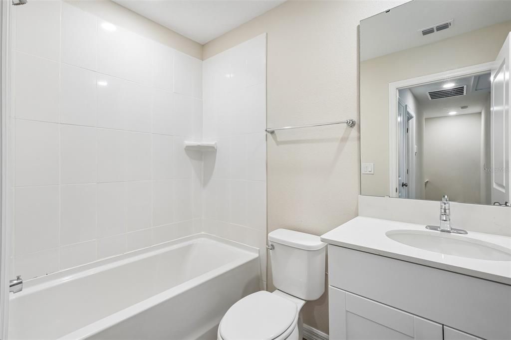 На продажу: $329,990 (3 спален, 2 ванн, 1446 Квадратных фут)