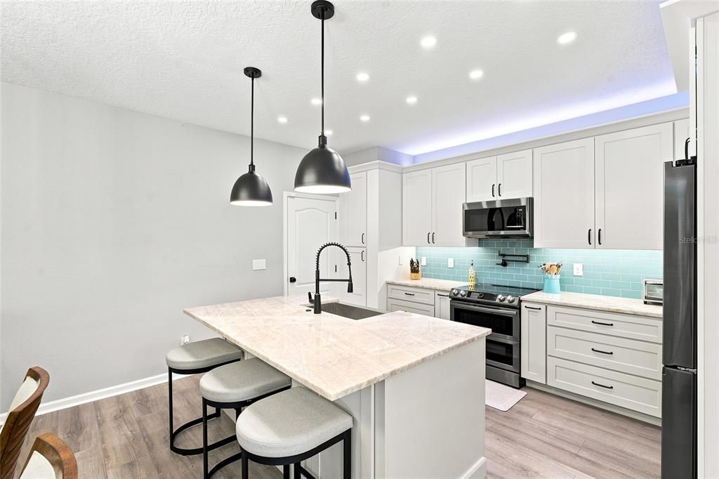 En Venta: $750,000 (4 camas, 2 baños, 2424 Pies cuadrados)