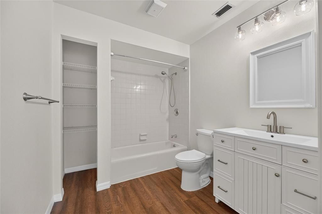 En Venta: $469,900 (3 camas, 2 baños, 1800 Pies cuadrados)