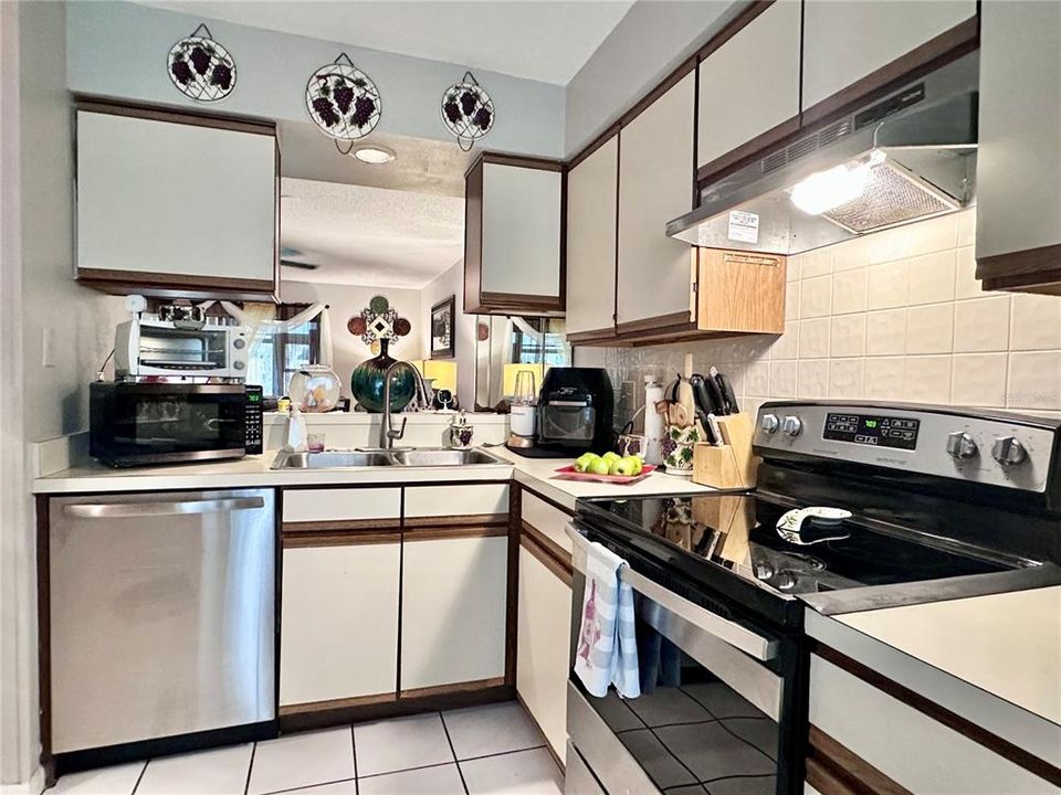 For Sale: $139,900 (2 beds, 1 baths, 835 Square Feet)