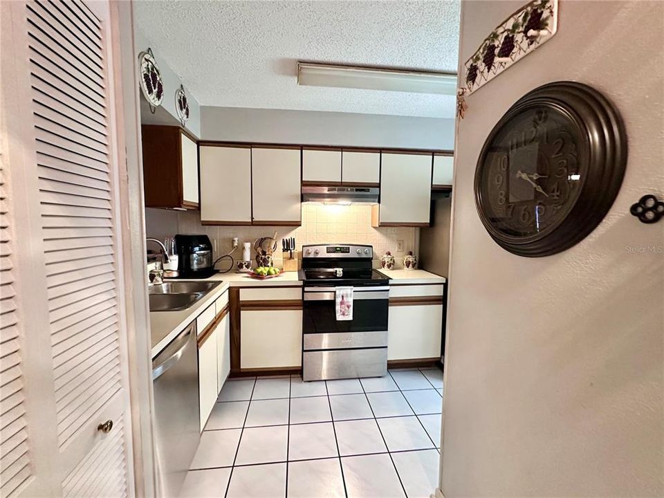 For Sale: $139,900 (2 beds, 1 baths, 835 Square Feet)