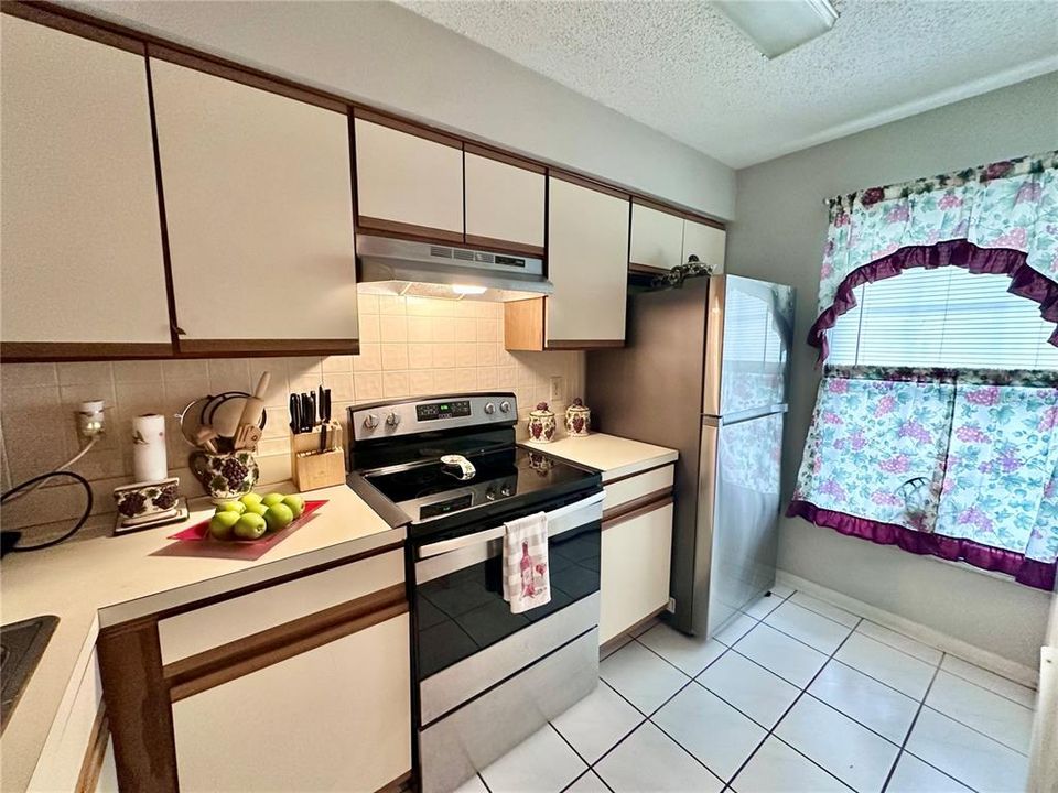For Sale: $139,900 (2 beds, 1 baths, 835 Square Feet)