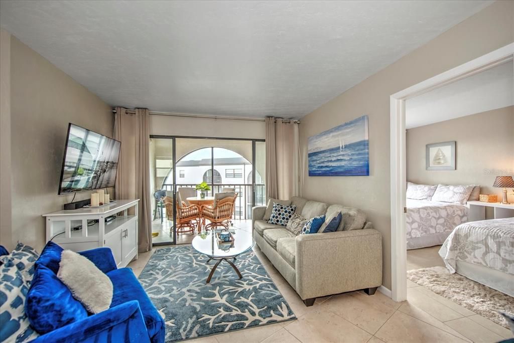 For Sale: $375,000 (1 beds, 1 baths, 717 Square Feet)