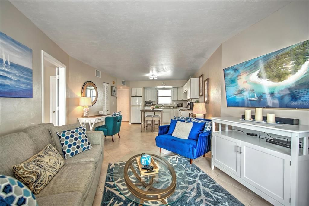 For Sale: $375,000 (1 beds, 1 baths, 717 Square Feet)
