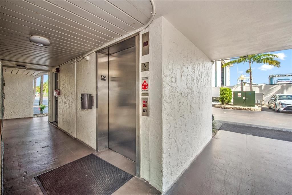 For Sale: $375,000 (1 beds, 1 baths, 717 Square Feet)