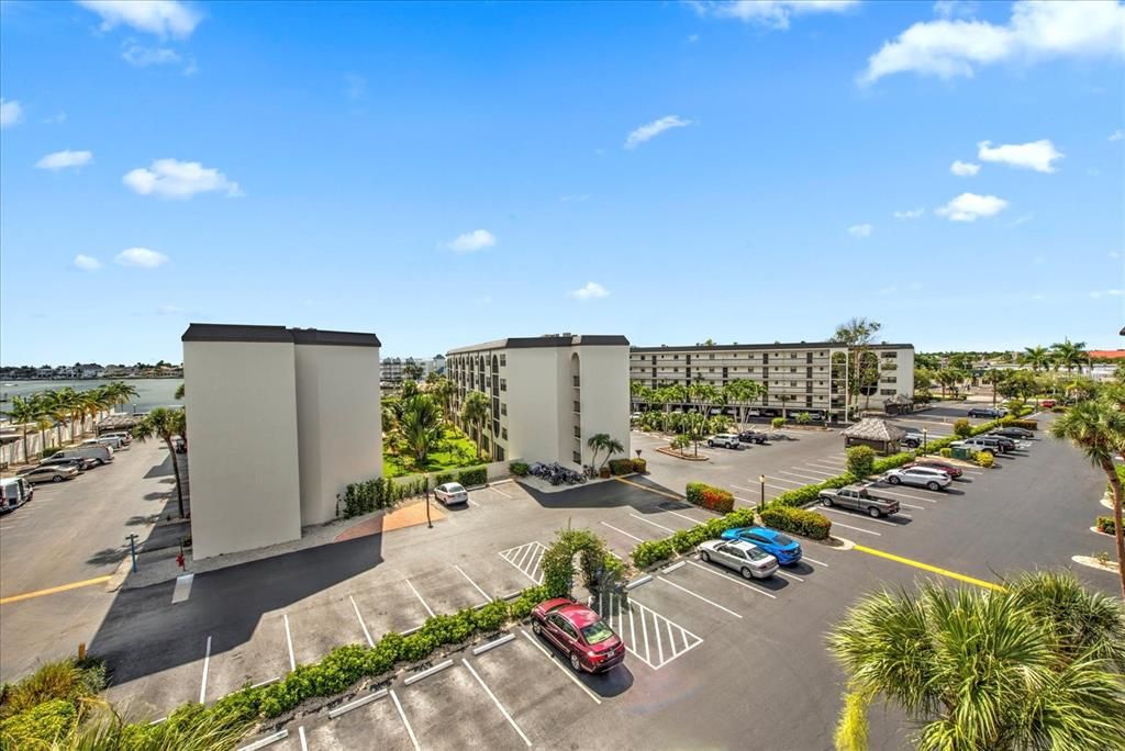 For Sale: $375,000 (1 beds, 1 baths, 717 Square Feet)