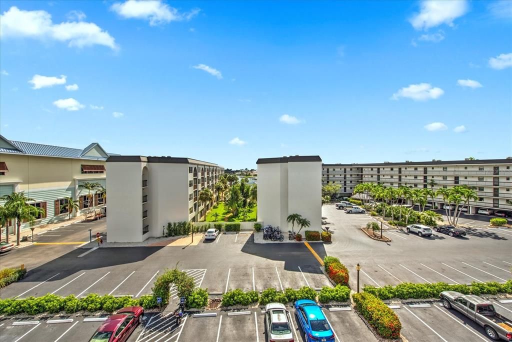 For Sale: $375,000 (1 beds, 1 baths, 717 Square Feet)