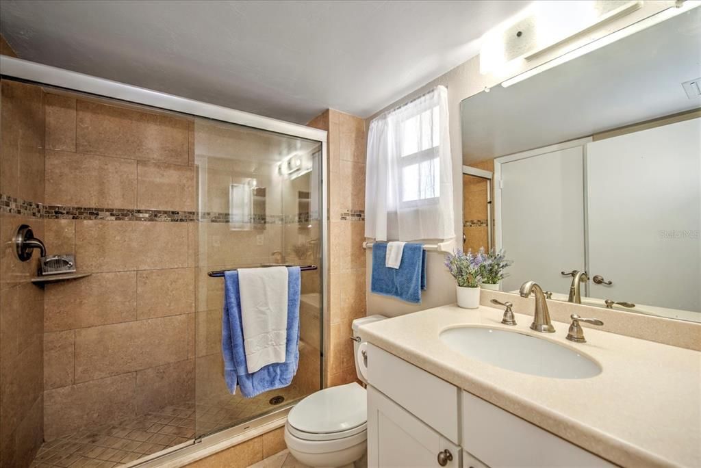 For Sale: $375,000 (1 beds, 1 baths, 717 Square Feet)