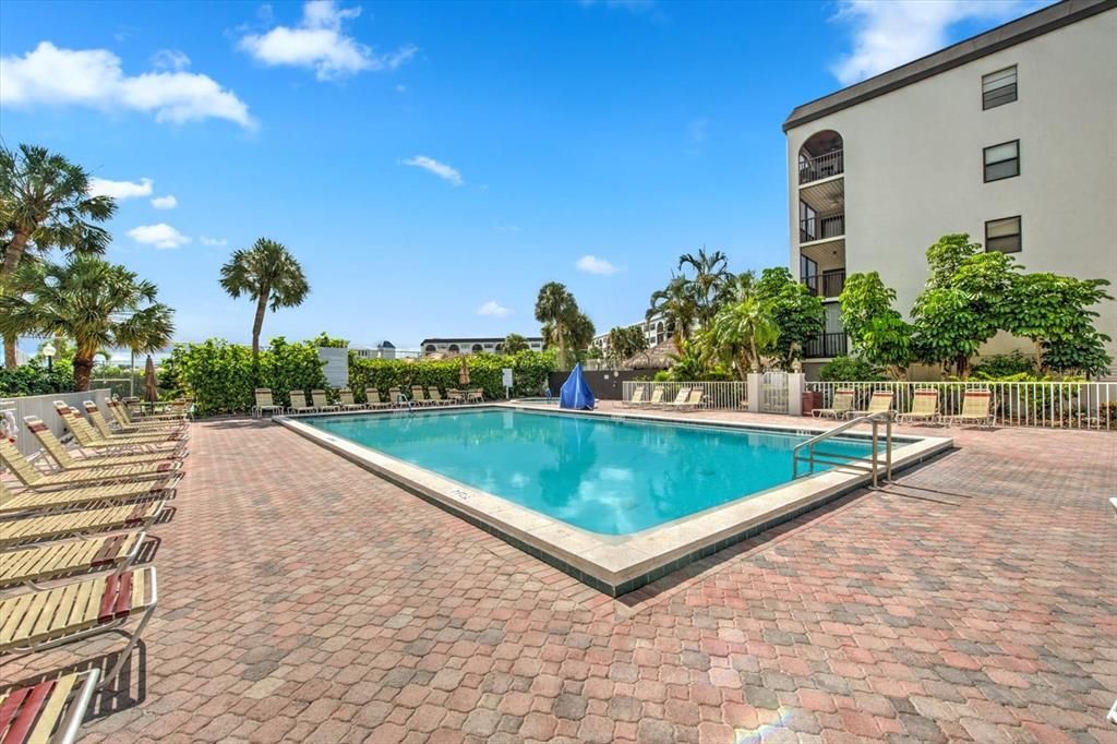 For Sale: $375,000 (1 beds, 1 baths, 717 Square Feet)