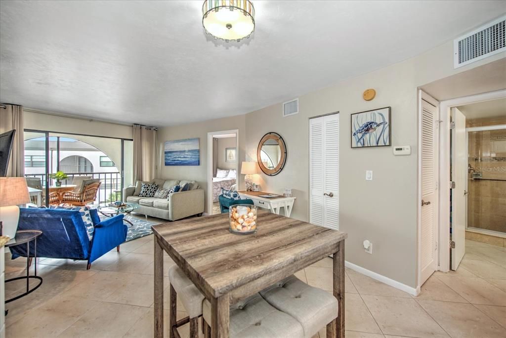 For Sale: $375,000 (1 beds, 1 baths, 717 Square Feet)