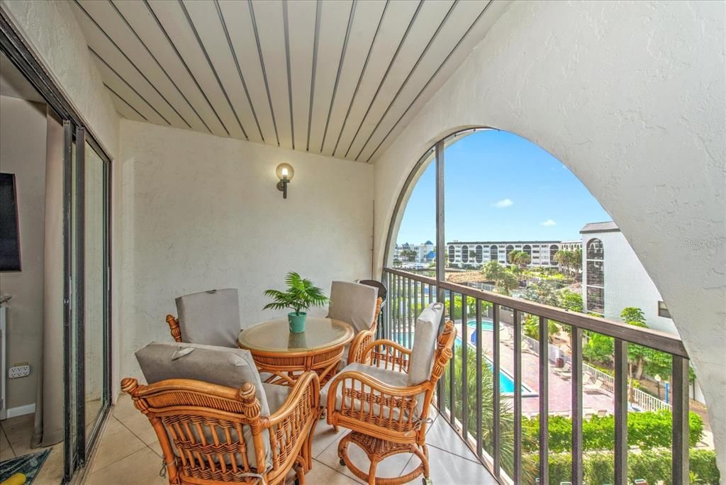 For Sale: $375,000 (1 beds, 1 baths, 717 Square Feet)