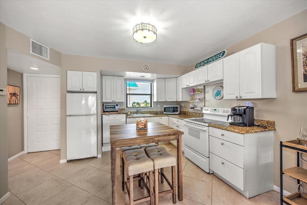 For Sale: $375,000 (1 beds, 1 baths, 717 Square Feet)