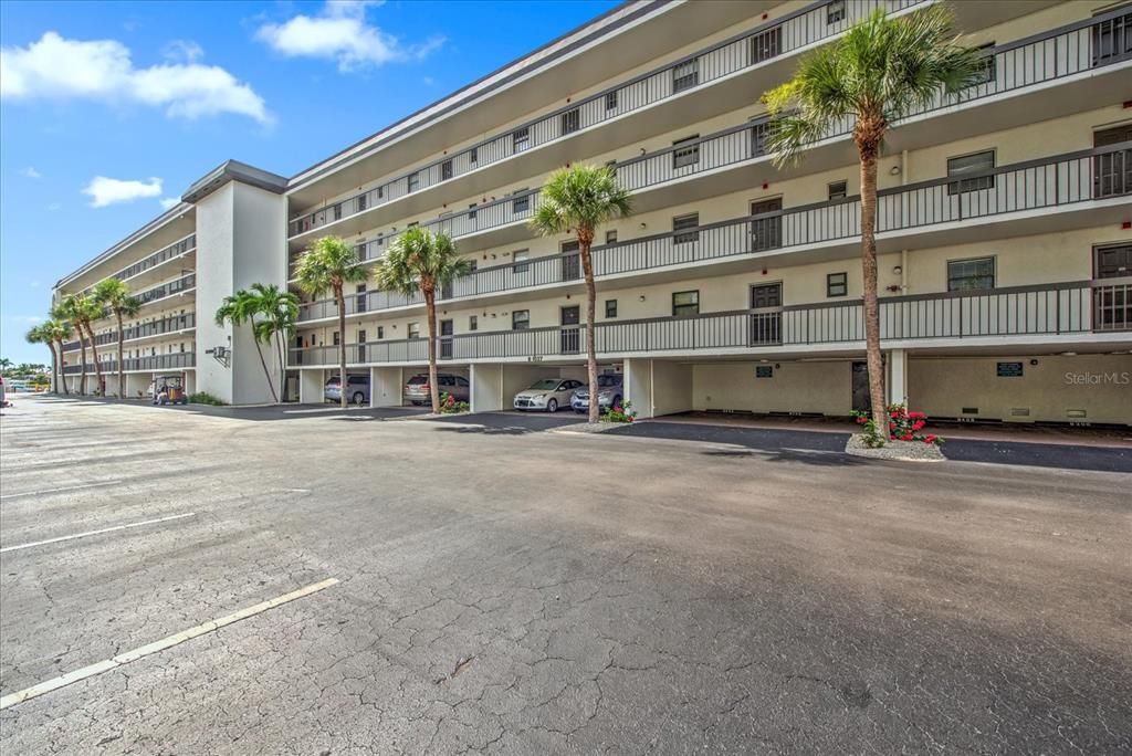 For Sale: $375,000 (1 beds, 1 baths, 717 Square Feet)