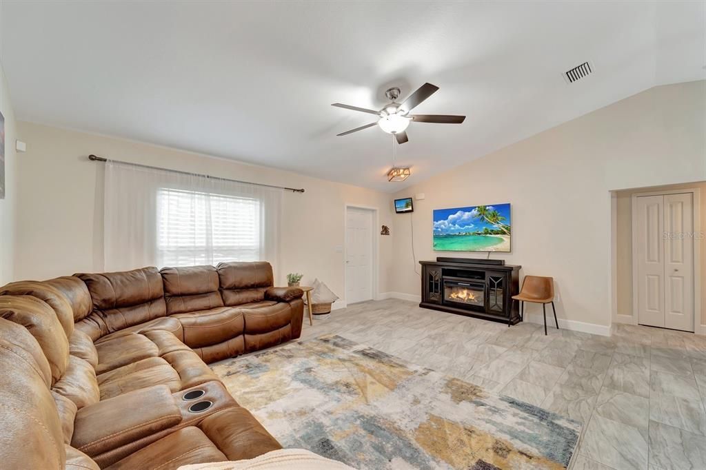 For Sale: $359,000 (3 beds, 2 baths, 1631 Square Feet)