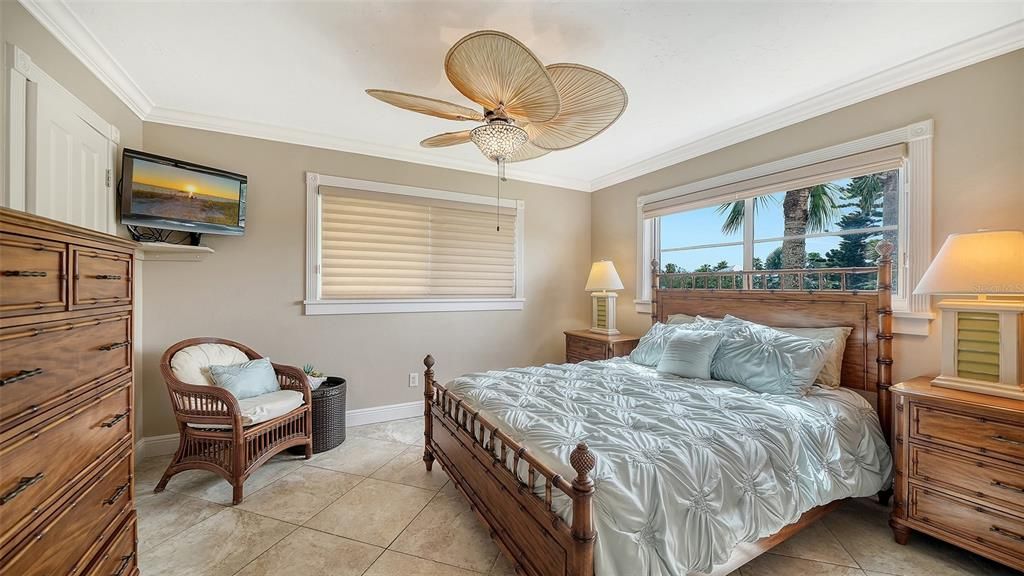 For Sale: $885,000 (2 beds, 2 baths, 1170 Square Feet)